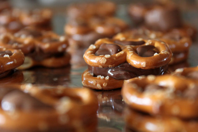 melted rolo mini reisen pretzel