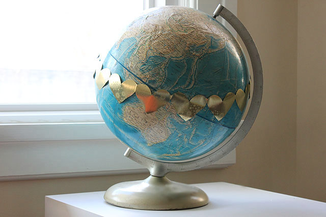 4 globe gold wrapping paper hearts