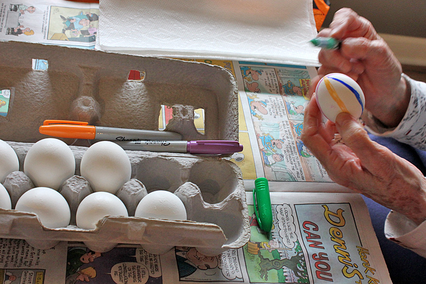 GrandmaDecorateEggs2018